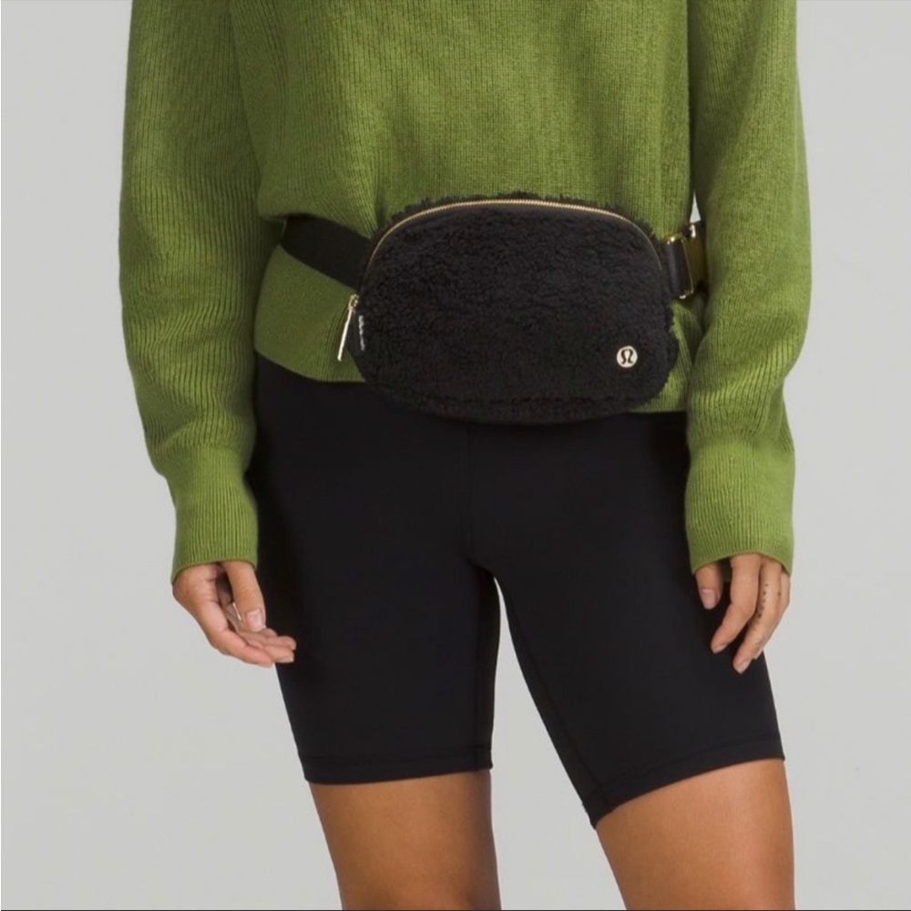 NWT‼️ Everywhere Fleece Belt Bag